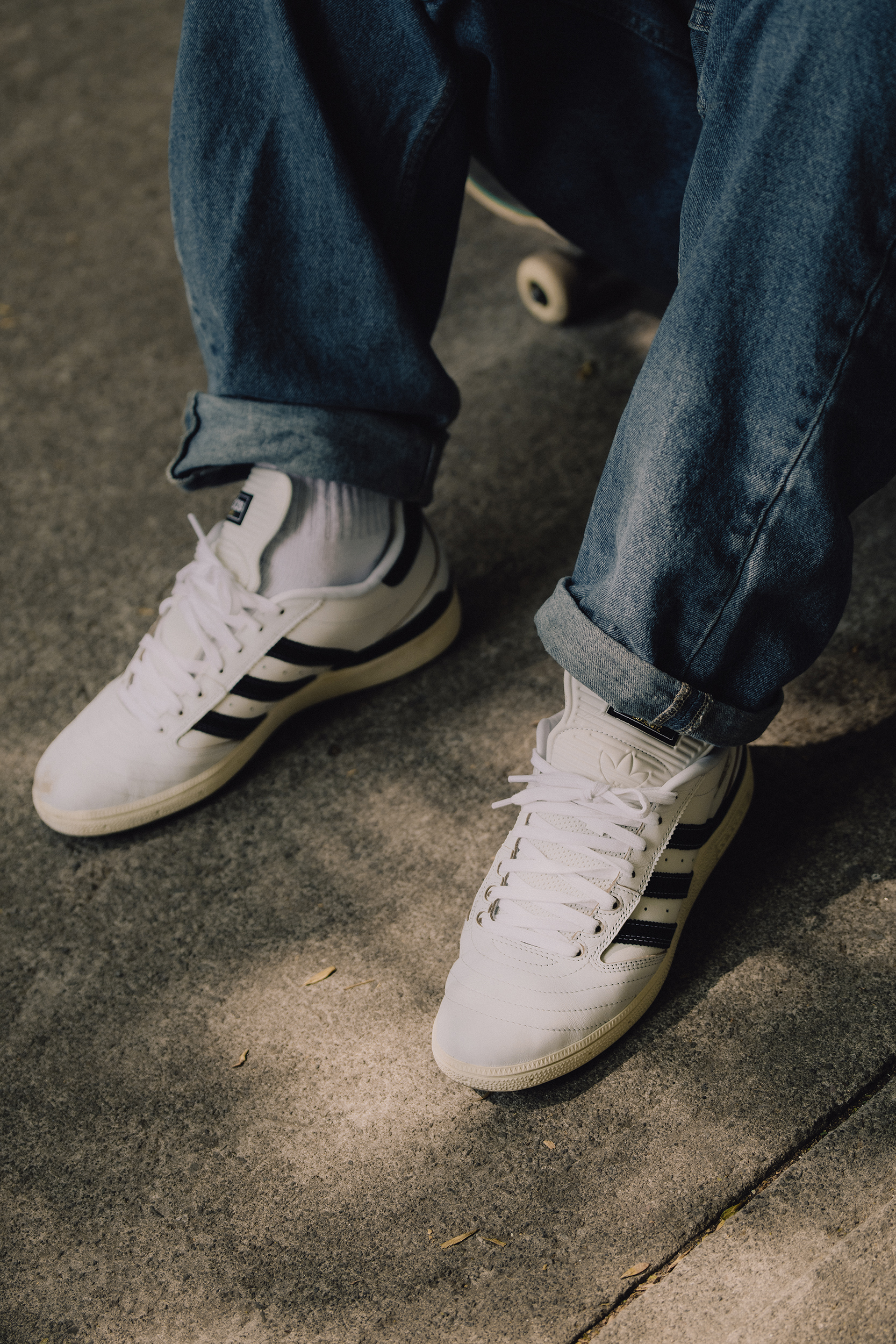 SchuhCloseUpadidas-25Q3-Busenitz-JQ3712-OnBody-Sitting.jpg