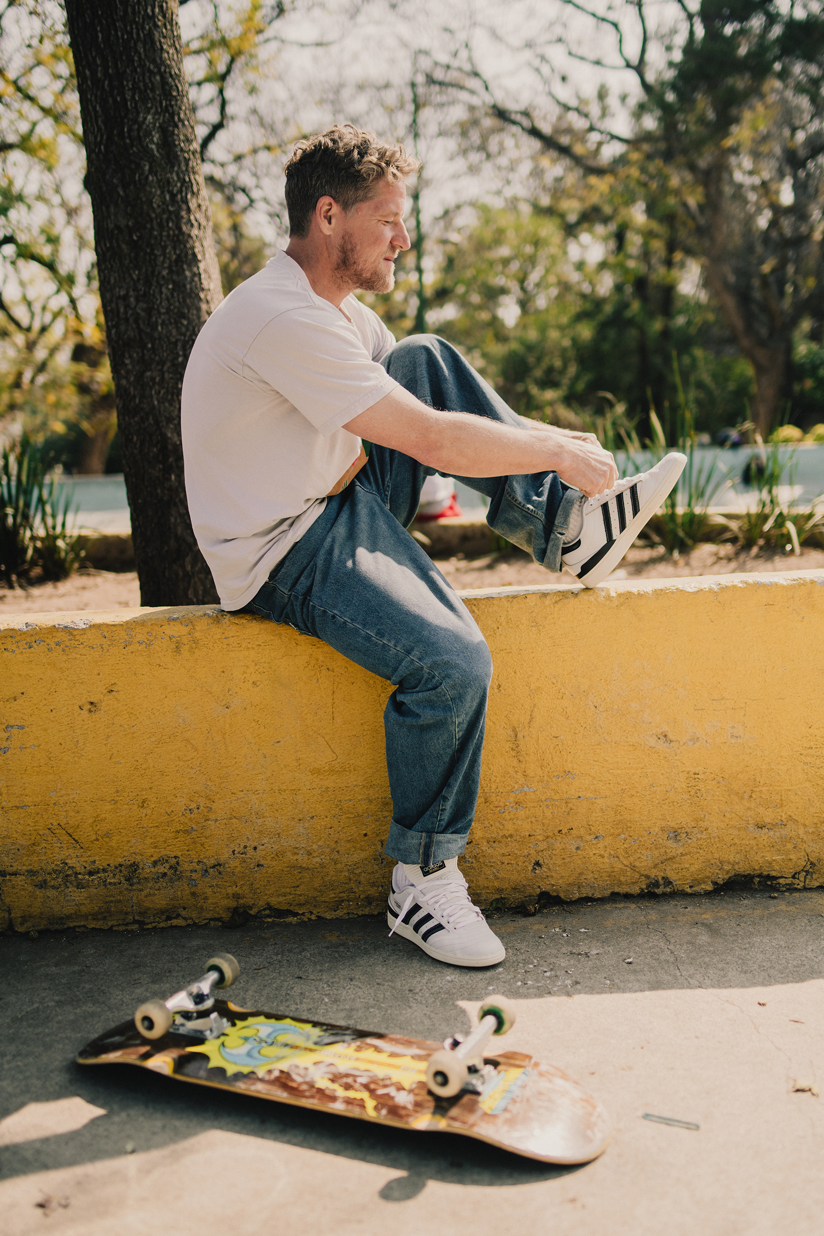 SittingMitBoardadidas-25Q3-Busenitz-JQ3712-OnBody-ShoeTie.jpg
