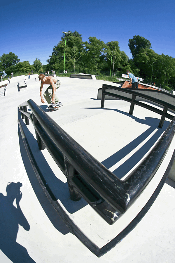 Josh Junkes mit einem Nollie Bs Heelflip im Skatepark Düsseldorf-Eller