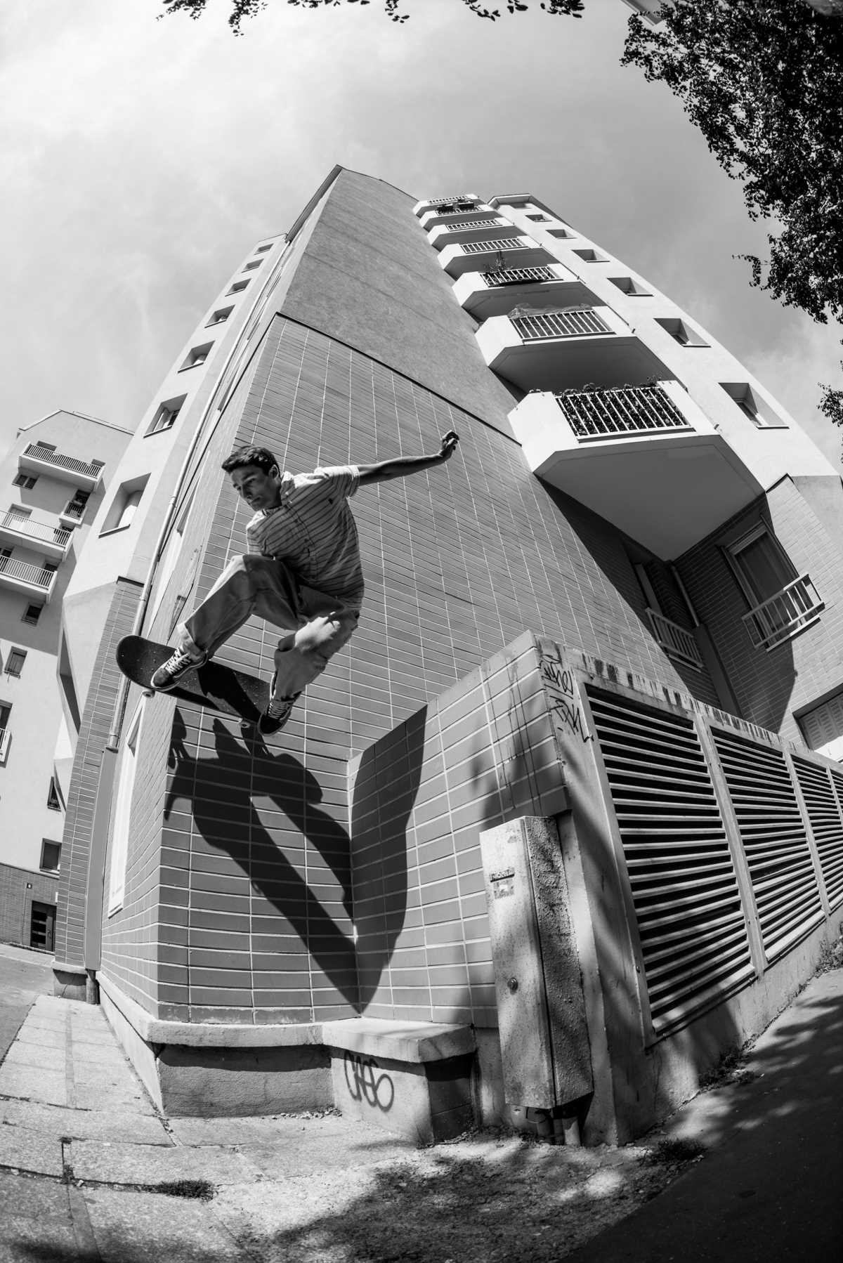 2022.05.28_theo_moga_paris_XIII_-_wall_bash_fish-2_bw.jpg