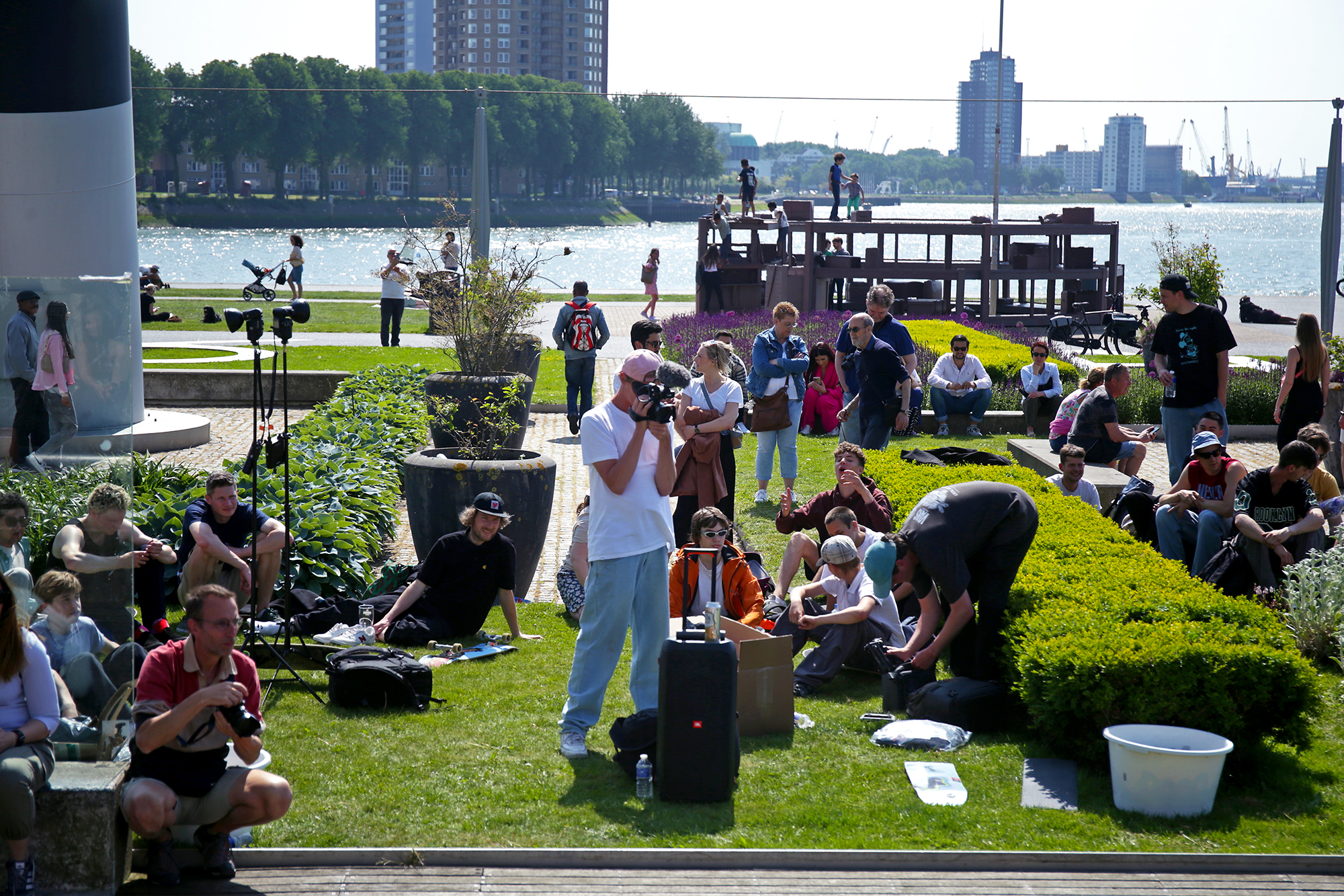 Crowd01.jpg