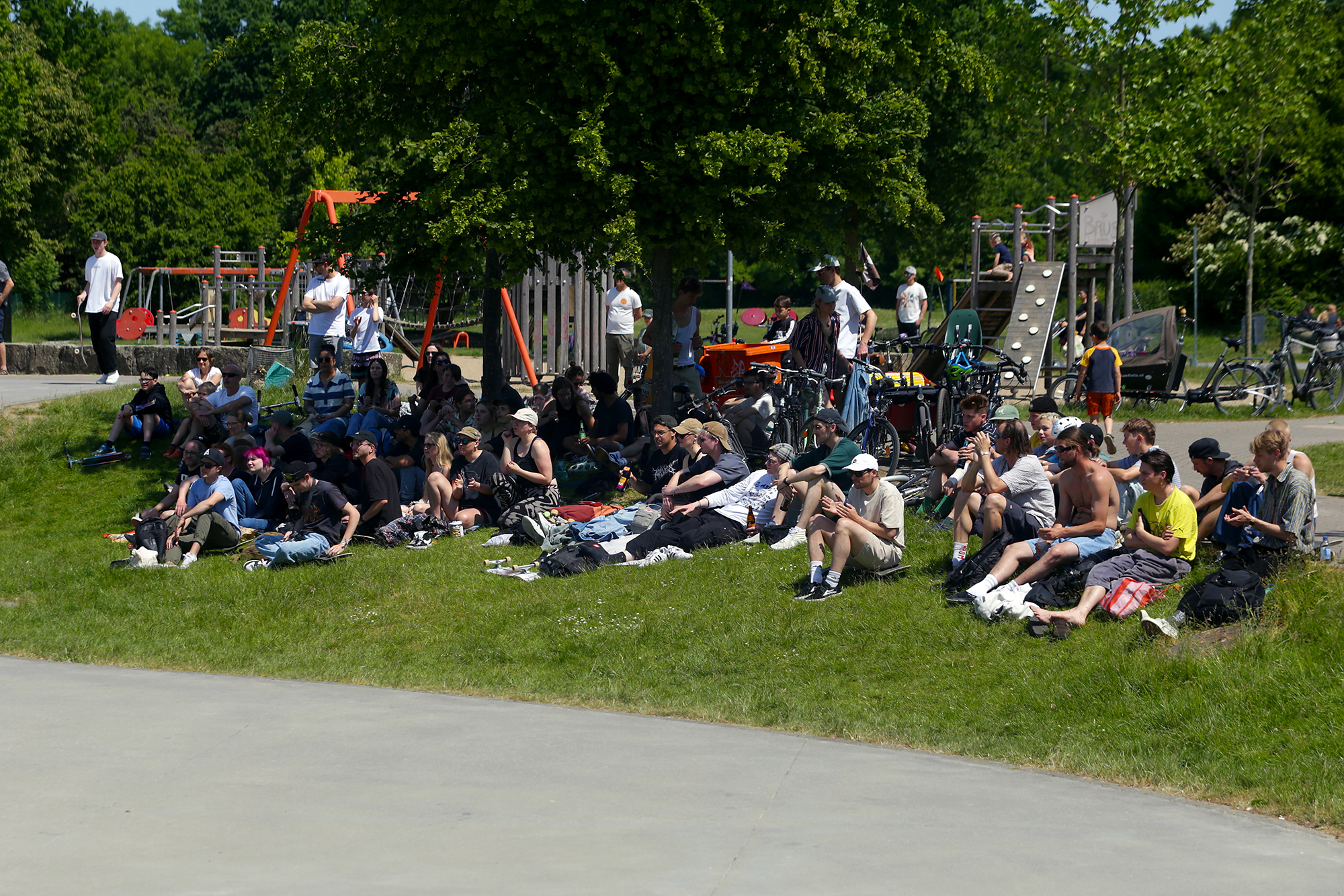 Crowd_Rasen_Gentsch_adj_.jpg