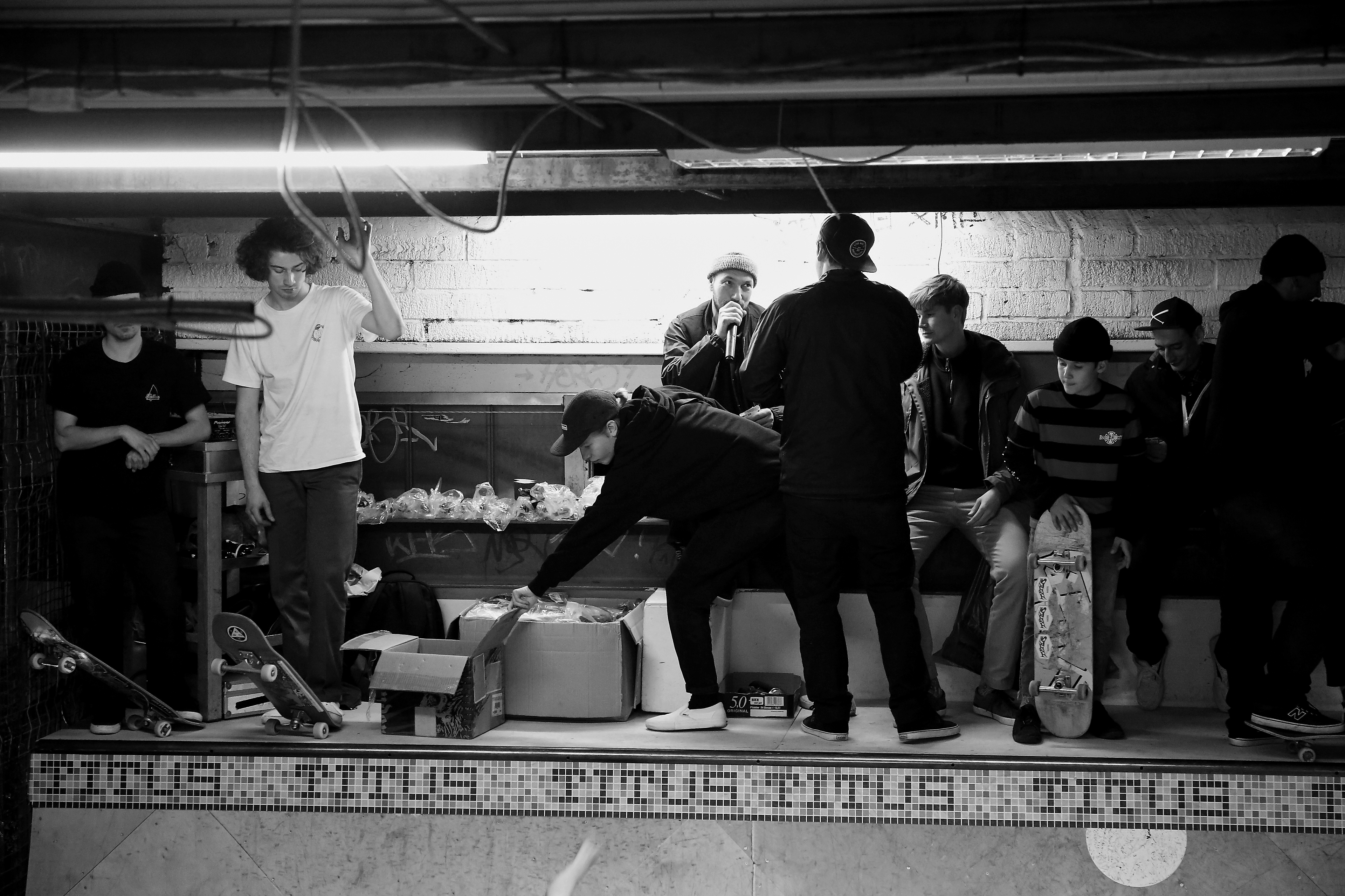 Crowed_BW_02.jpg