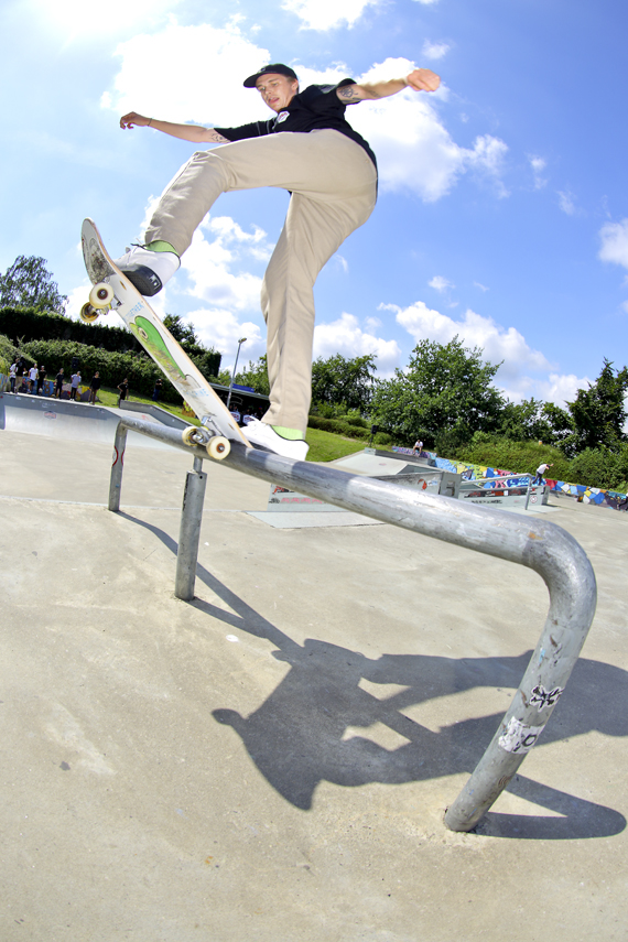 MariusKolkmaier_FsBluntslide_adj_.jpg