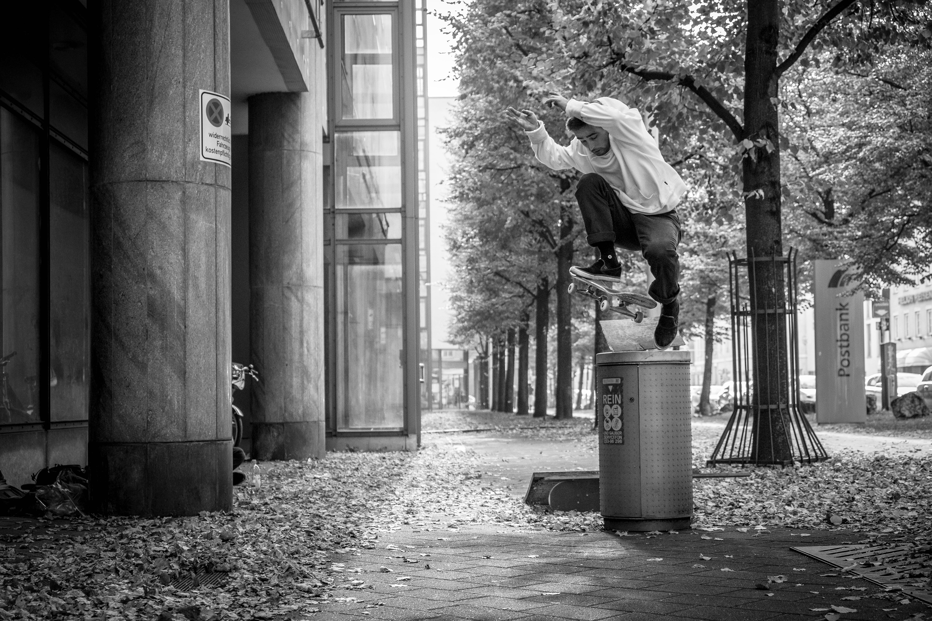 Robin_Wulf_kickflipfootplant_bnw_muc.jpg