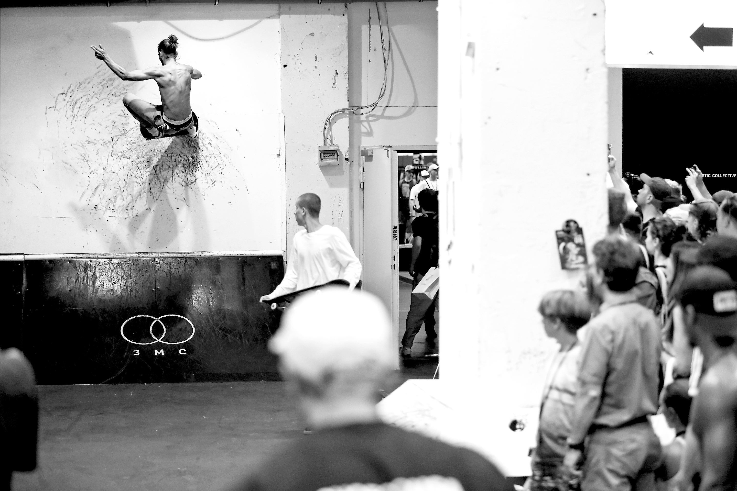Patrick Rogalski mit einem Fs Ollie Wallbash auf der Bright in Berlin
