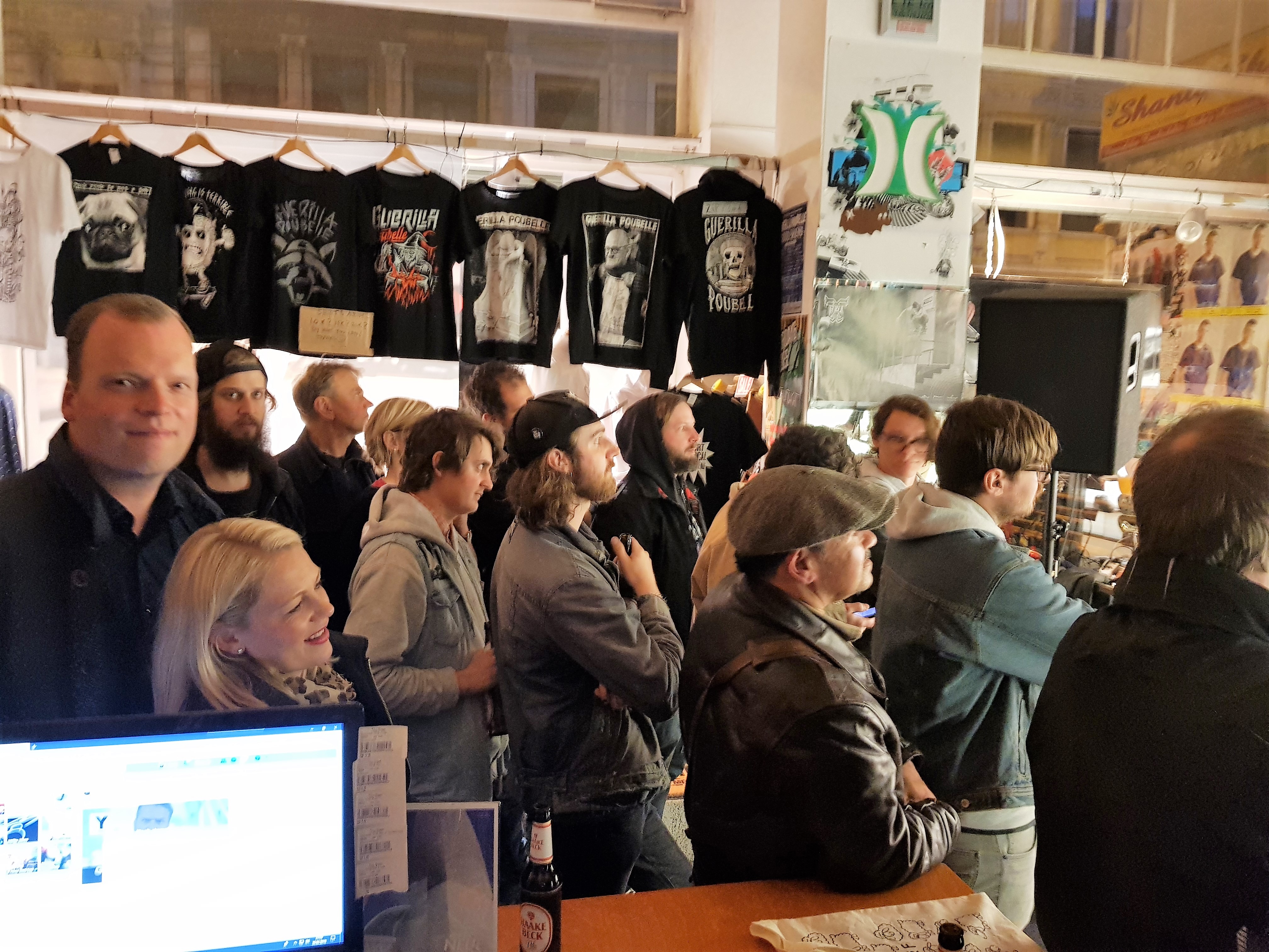 crowd2.jpg