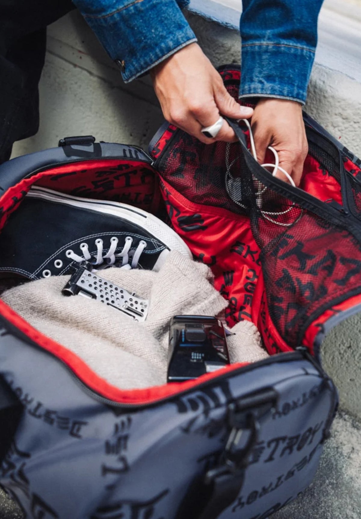 Herschel x Thrasher Skate Duffle Tasche asphalt/black destroy – Detailansicht 1